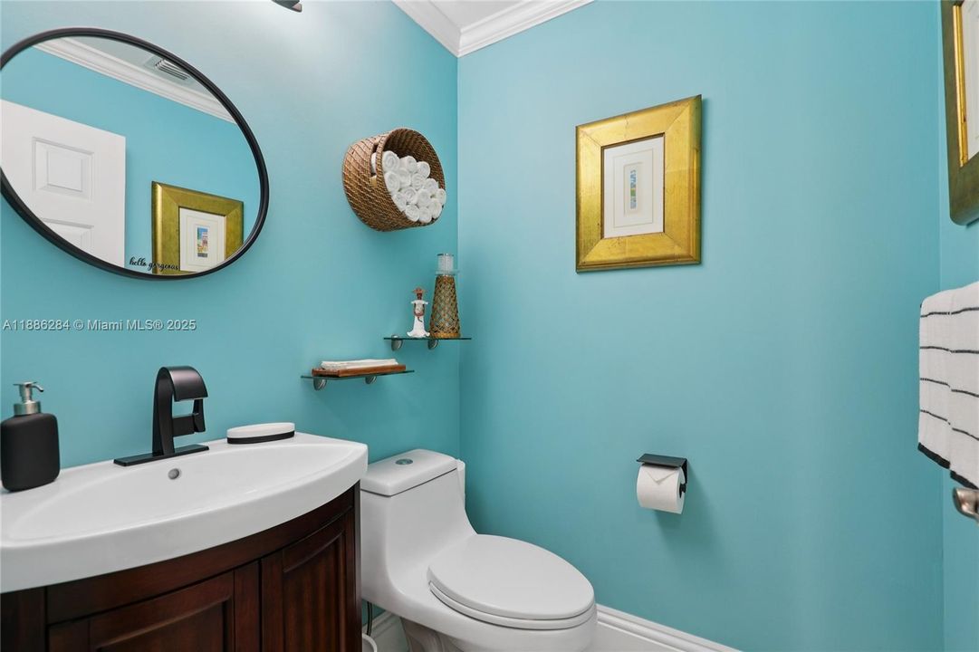 合同活跃: $1,050,000 (6 贝兹, 3 浴室, 3428 平方英尺)