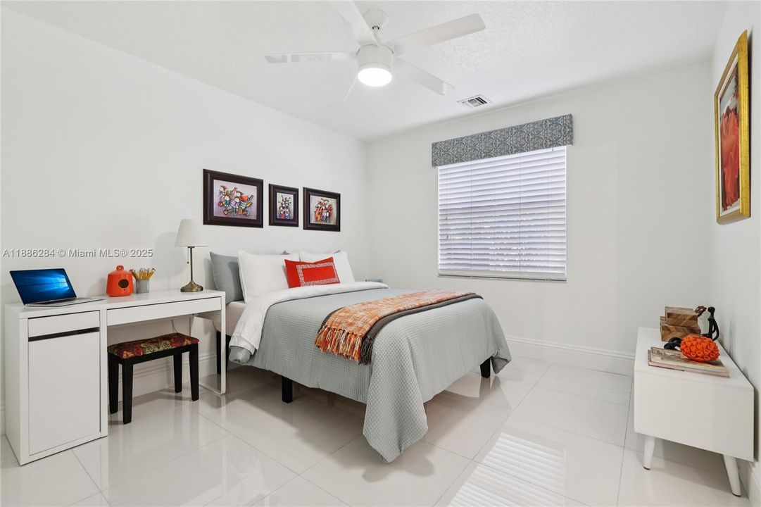 合同活跃: $1,050,000 (6 贝兹, 3 浴室, 3428 平方英尺)