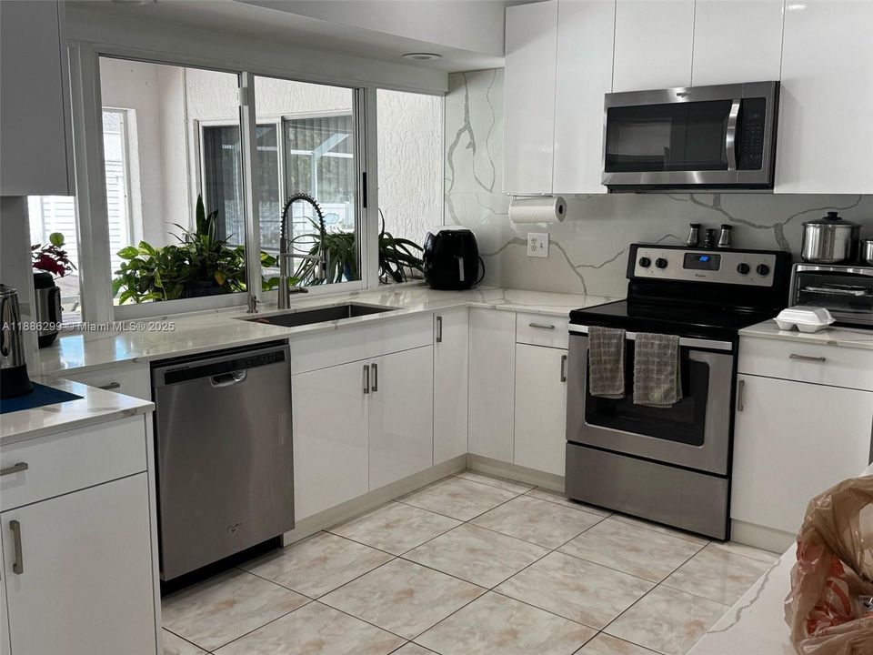 Active With Contract: $430,000 (3 beds, 2 baths, 1534 Square Feet)