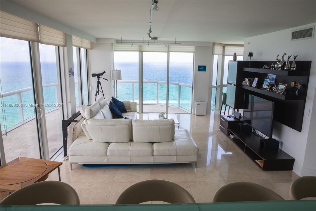 Active With Contract: $11,500 (3 beds, 2 baths, 1761 Square Feet)