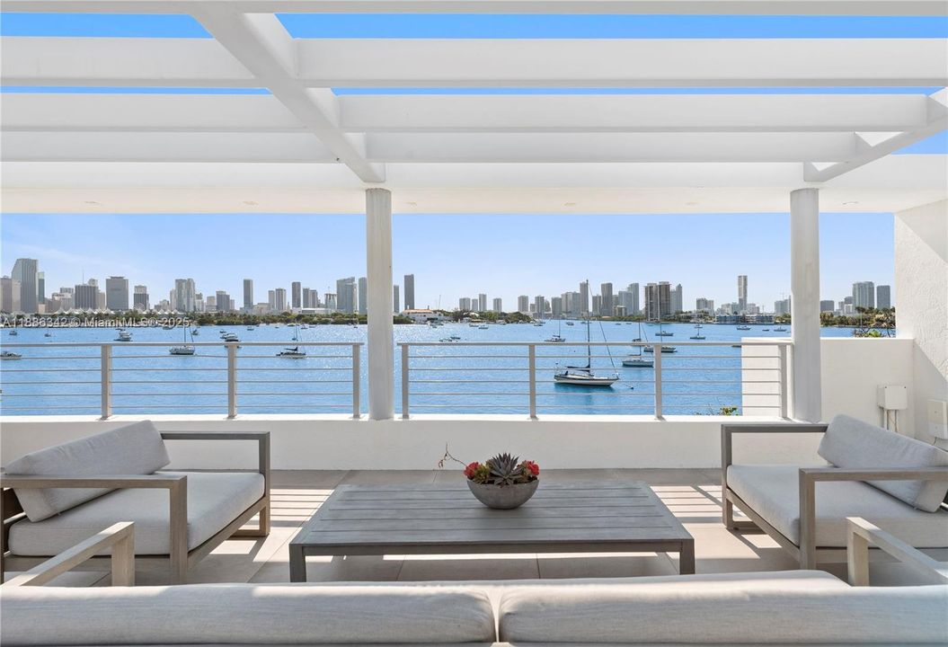 В аренду: $90,000 (6 спален, 7 ванн, 7789 Квадратных фут)