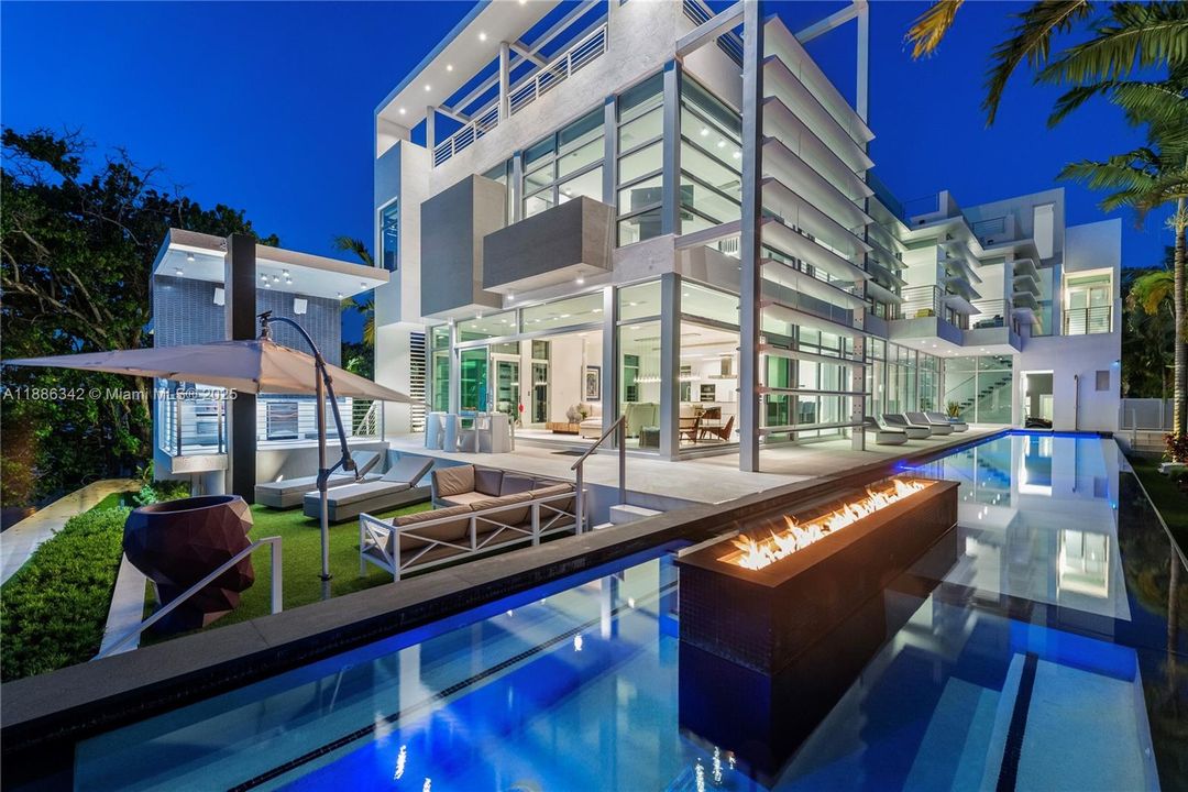 В аренду: $90,000 (6 спален, 7 ванн, 7789 Квадратных фут)