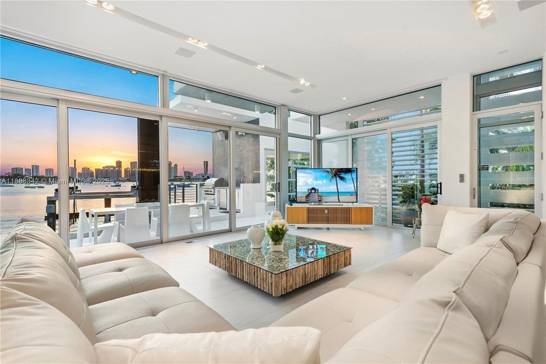 В аренду: $90,000 (6 спален, 7 ванн, 7789 Квадратных фут)