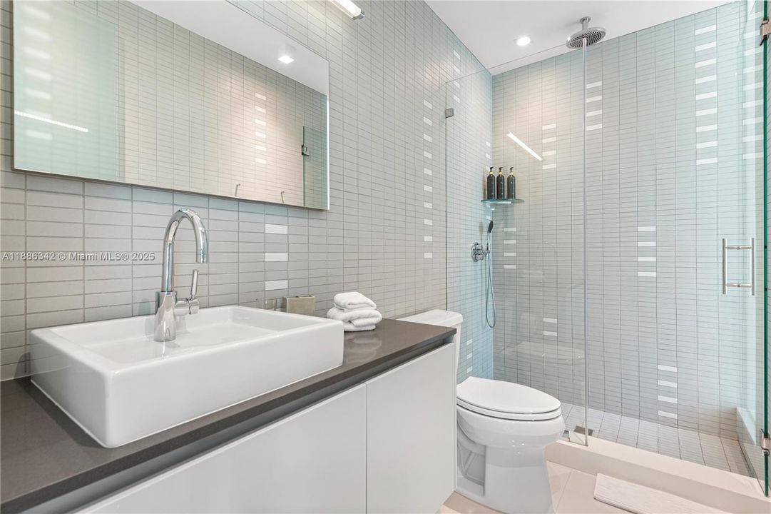 В аренду: $90,000 (6 спален, 7 ванн, 7789 Квадратных фут)