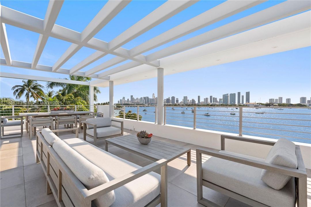 В аренду: $90,000 (6 спален, 7 ванн, 7789 Квадратных фут)