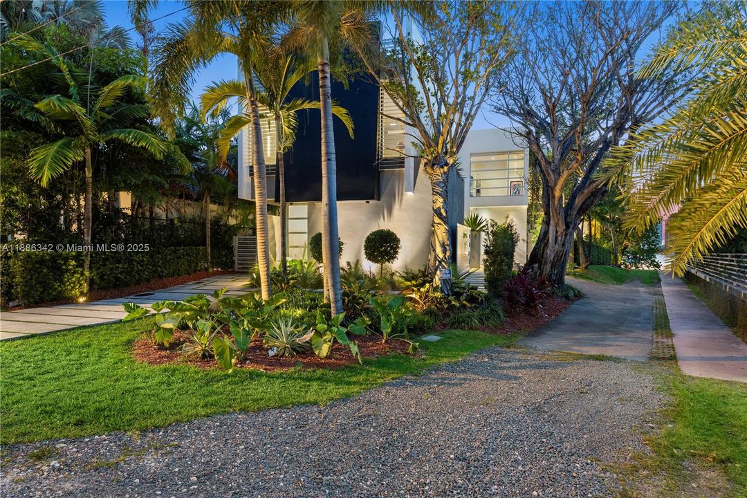 В аренду: $90,000 (6 спален, 7 ванн, 7789 Квадратных фут)