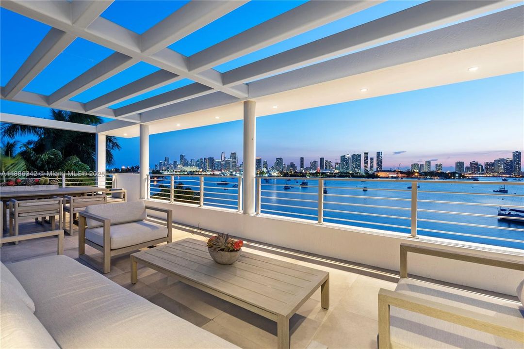 В аренду: $90,000 (6 спален, 7 ванн, 7789 Квадратных фут)