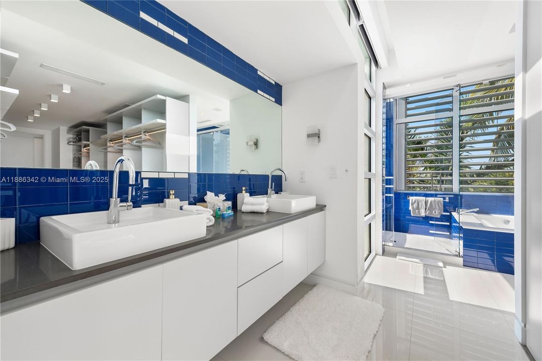 В аренду: $90,000 (6 спален, 7 ванн, 7789 Квадратных фут)