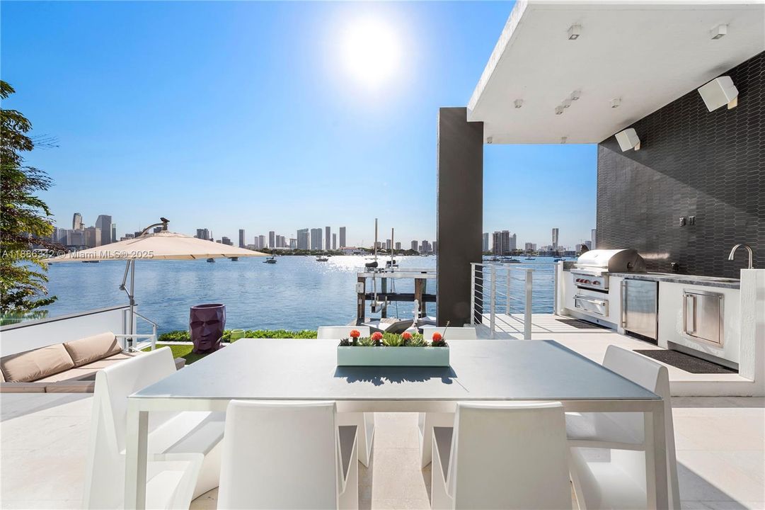 В аренду: $90,000 (6 спален, 7 ванн, 7789 Квадратных фут)