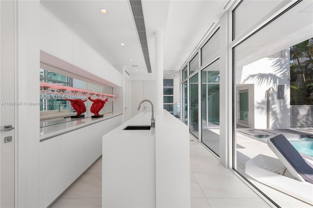 В аренду: $90,000 (6 спален, 7 ванн, 7789 Квадратных фут)