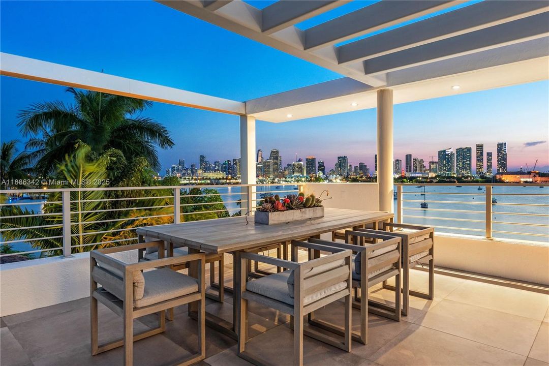 В аренду: $90,000 (6 спален, 7 ванн, 7789 Квадратных фут)