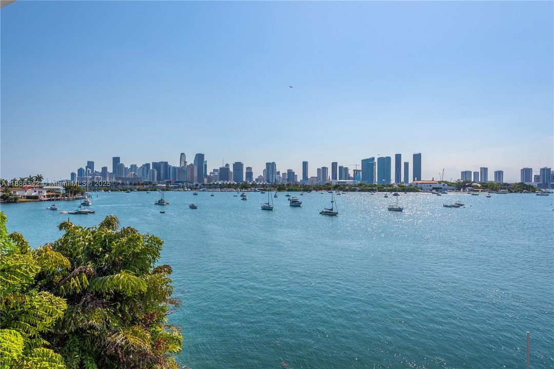 В аренду: $90,000 (6 спален, 7 ванн, 7789 Квадратных фут)