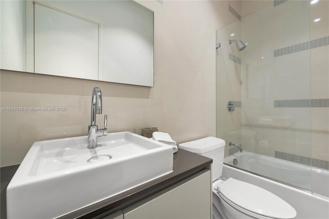 В аренду: $90,000 (6 спален, 7 ванн, 7789 Квадратных фут)