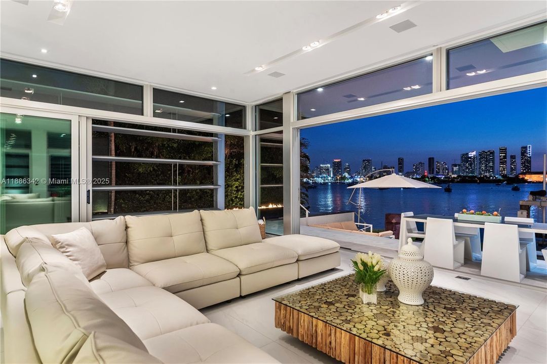 В аренду: $90,000 (6 спален, 7 ванн, 7789 Квадратных фут)