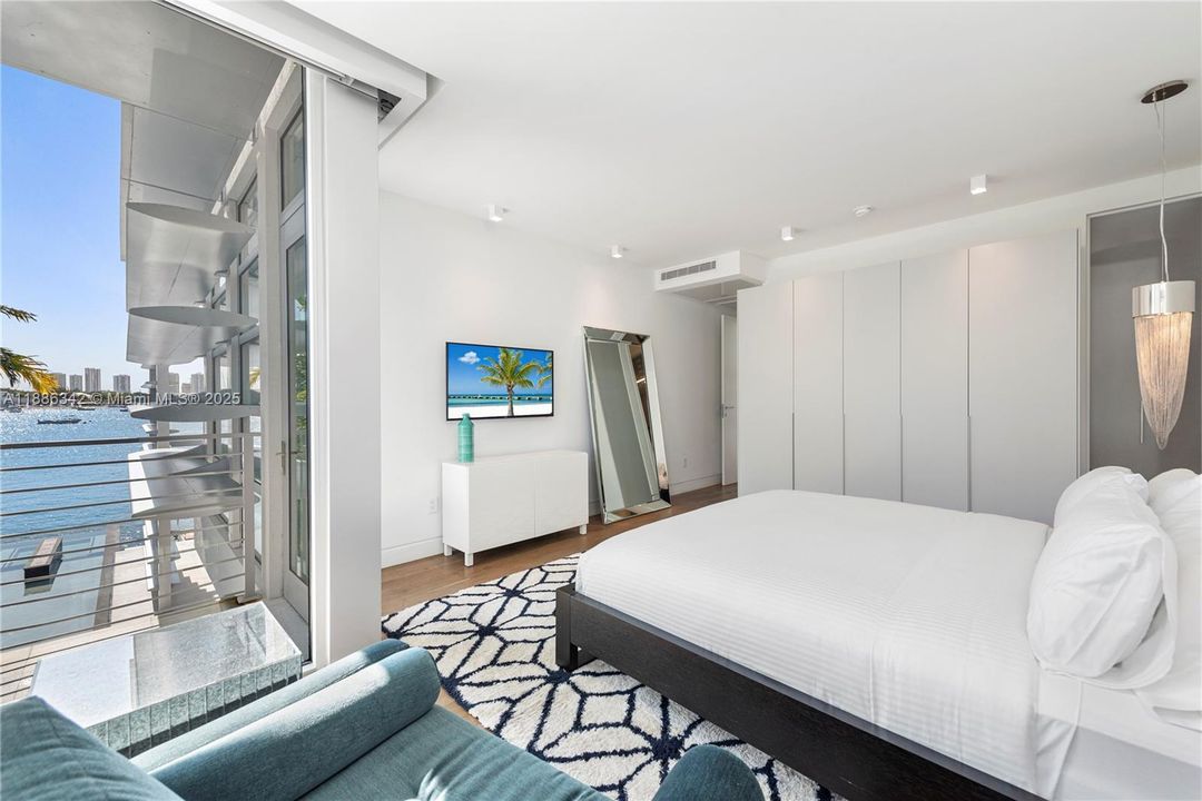 В аренду: $90,000 (6 спален, 7 ванн, 7789 Квадратных фут)