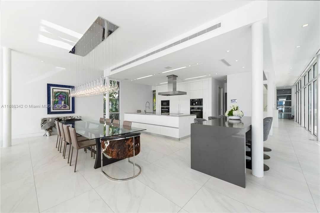 В аренду: $90,000 (6 спален, 7 ванн, 7789 Квадратных фут)