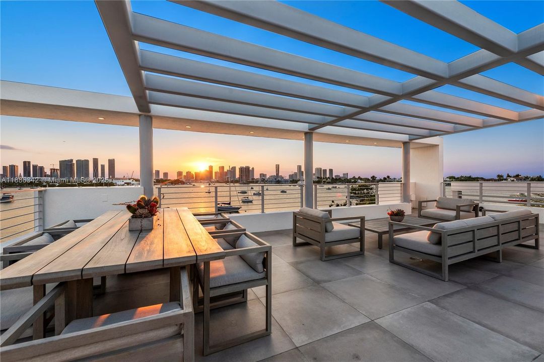 В аренду: $90,000 (6 спален, 7 ванн, 7789 Квадратных фут)