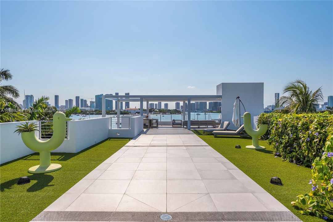 В аренду: $90,000 (6 спален, 7 ванн, 7789 Квадратных фут)