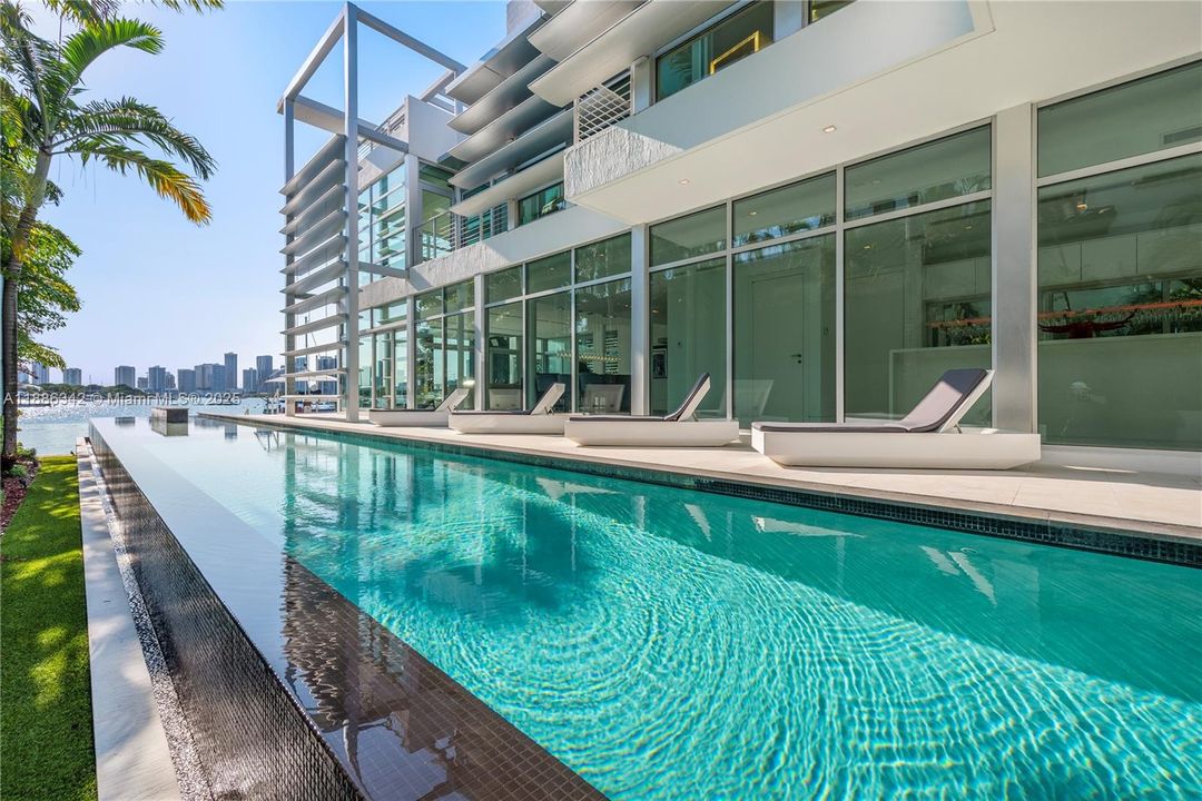 В аренду: $90,000 (6 спален, 7 ванн, 7789 Квадратных фут)