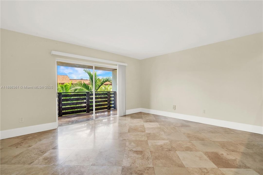 Под контрактом: $319,000 (2 спален, 2 ванн, 955 Квадратных фут)