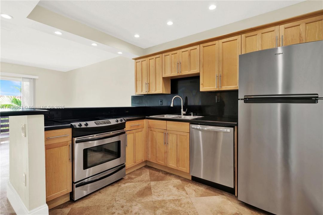 Под контрактом: $319,000 (2 спален, 2 ванн, 955 Квадратных фут)