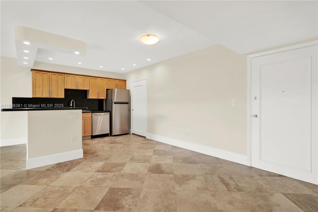 Под контрактом: $319,000 (2 спален, 2 ванн, 955 Квадратных фут)