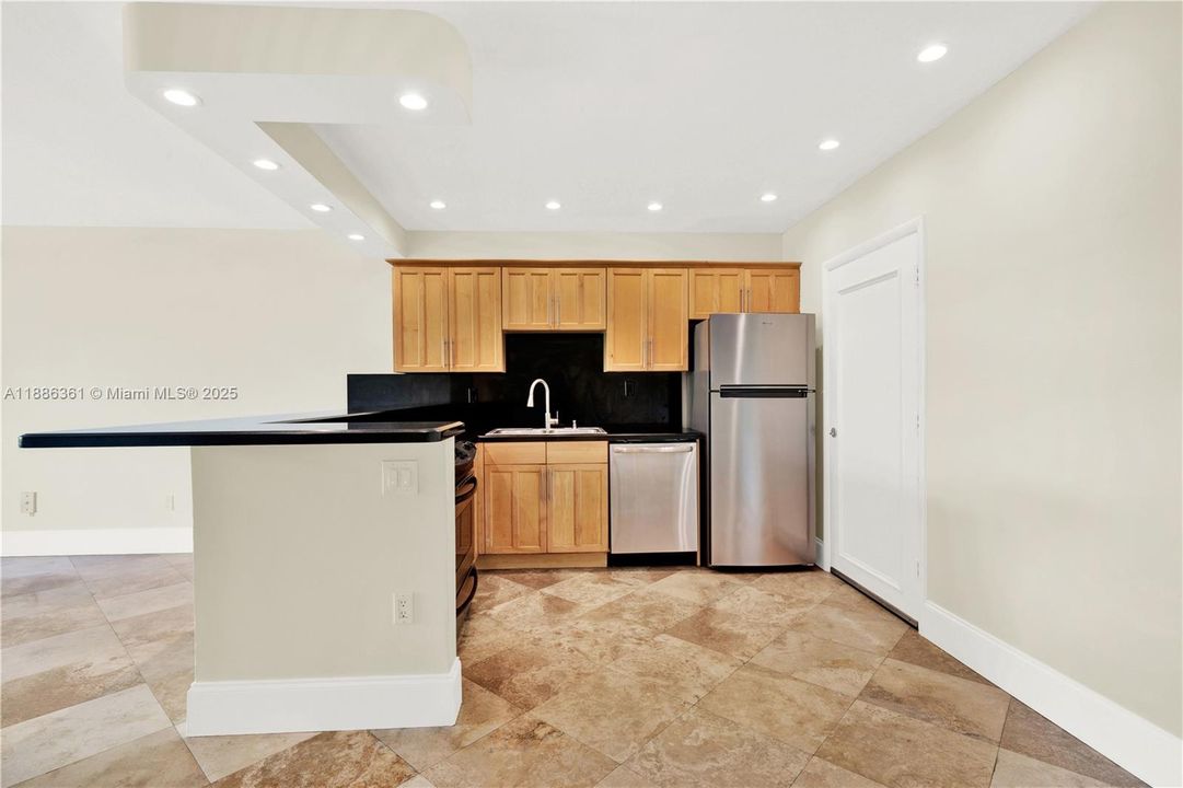 Под контрактом: $319,000 (2 спален, 2 ванн, 955 Квадратных фут)