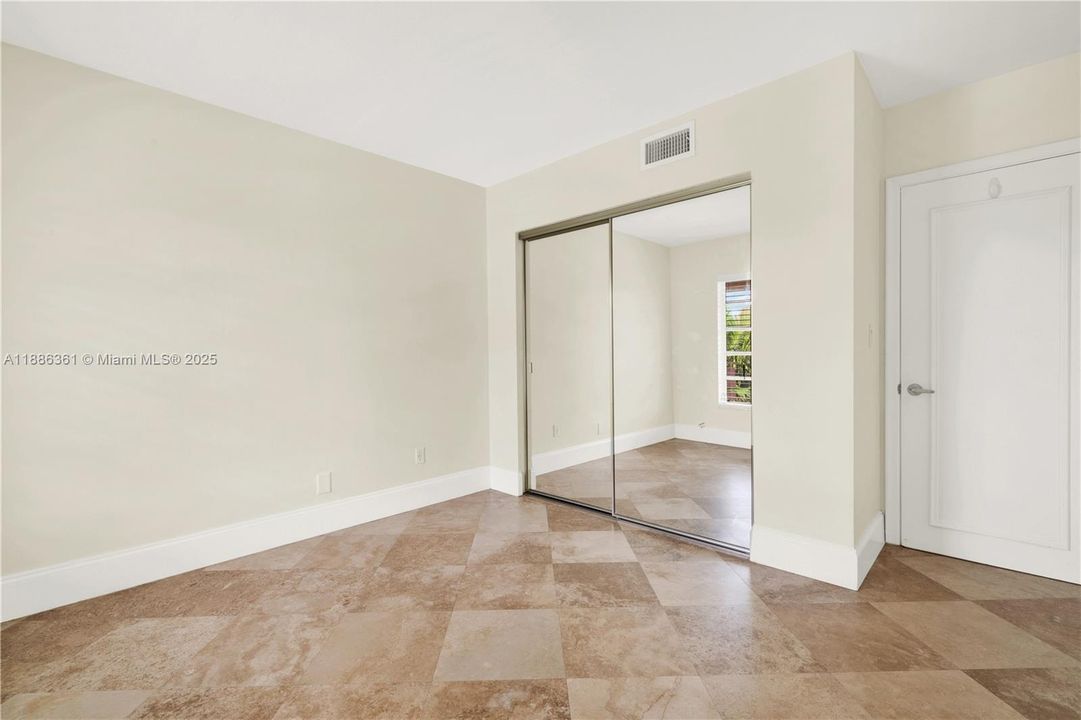 Под контрактом: $319,000 (2 спален, 2 ванн, 955 Квадратных фут)