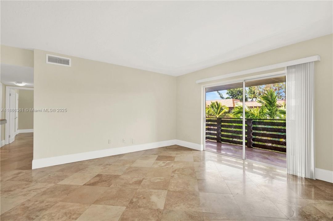 Под контрактом: $319,000 (2 спален, 2 ванн, 955 Квадратных фут)