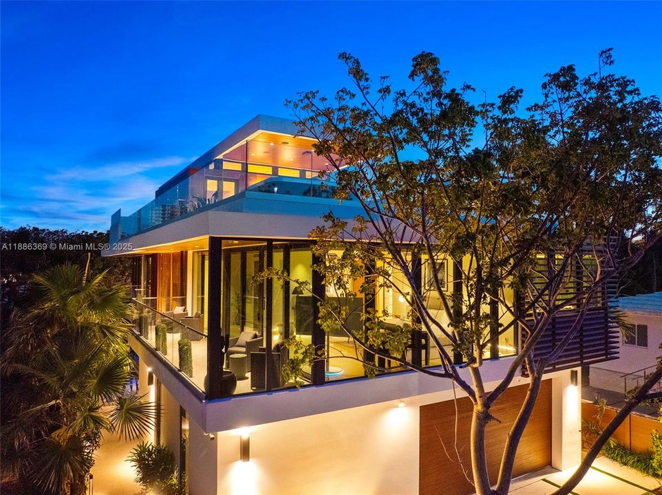 For Rent: $42,900 (5 beds, 6 baths, 4287 Square Feet)