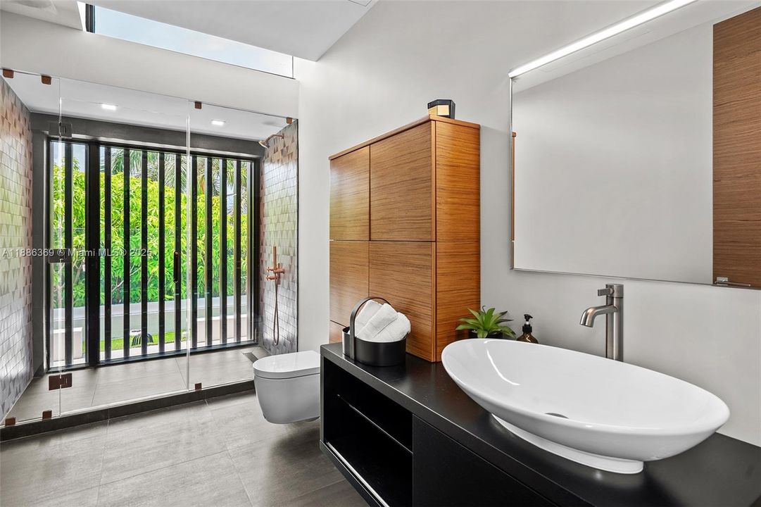 For Rent: $42,900 (5 beds, 6 baths, 4287 Square Feet)