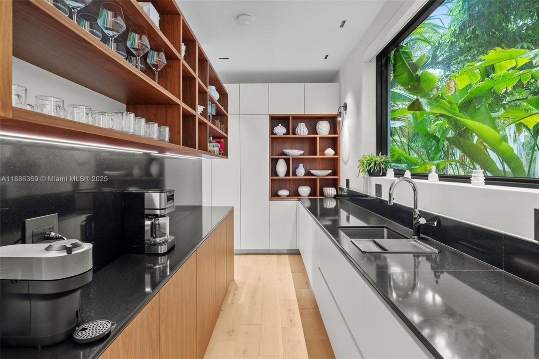 For Rent: $42,900 (5 beds, 6 baths, 4287 Square Feet)