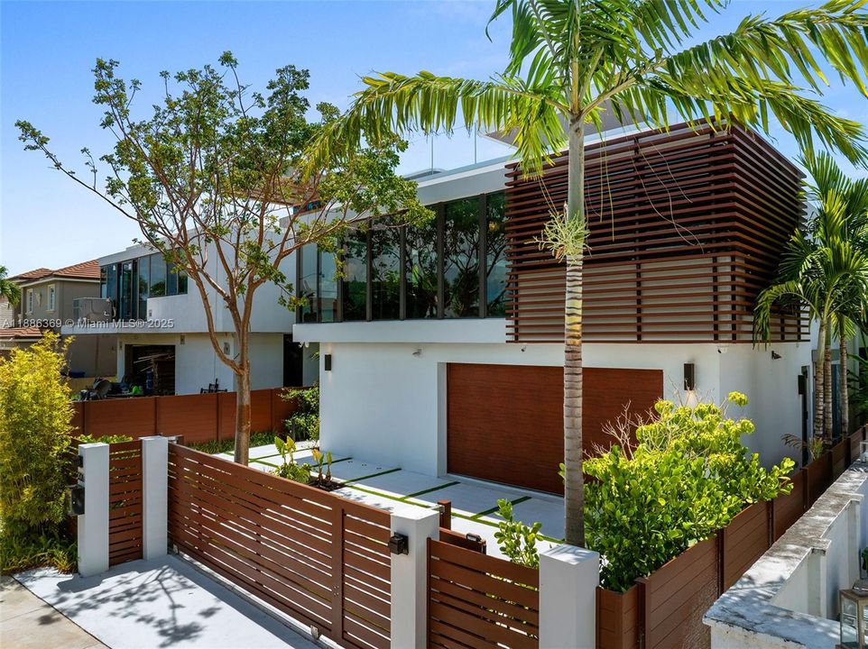 For Rent: $42,900 (5 beds, 6 baths, 4287 Square Feet)