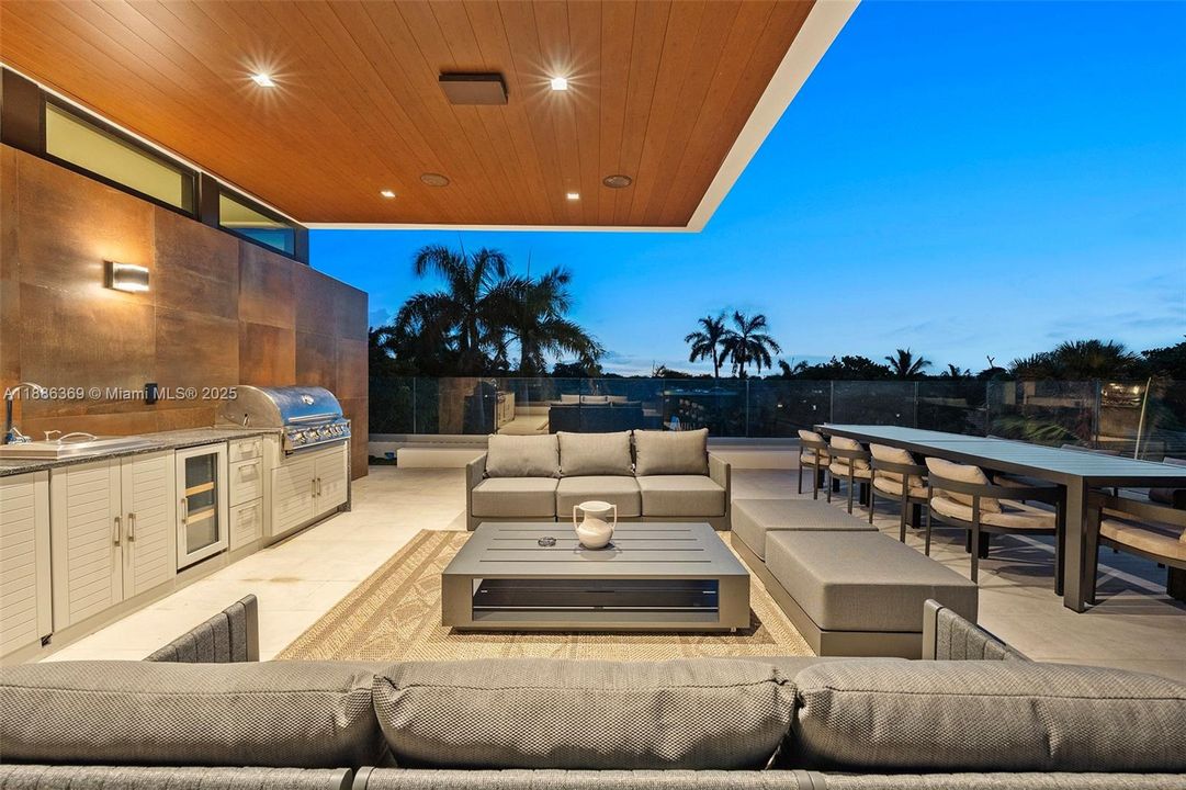 For Rent: $42,900 (5 beds, 6 baths, 4287 Square Feet)