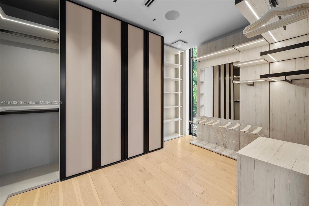 For Rent: $42,900 (5 beds, 6 baths, 4287 Square Feet)