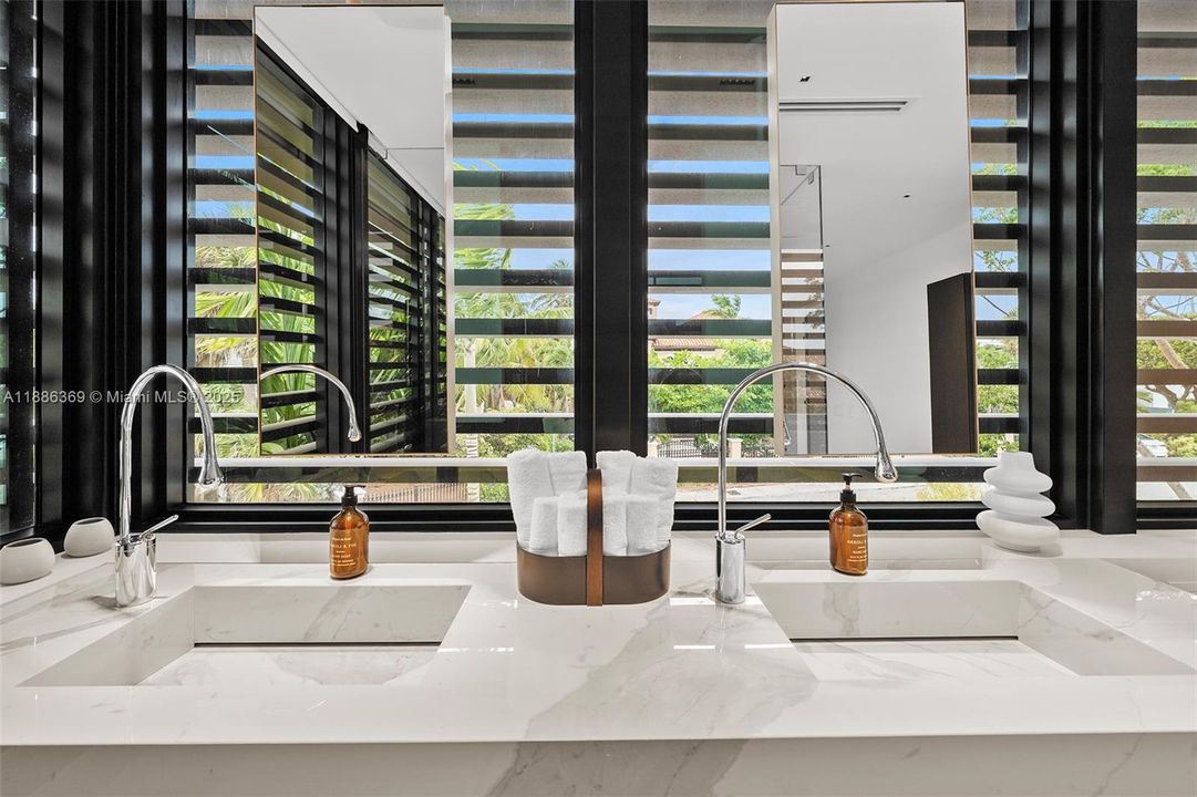 For Rent: $42,900 (5 beds, 6 baths, 4287 Square Feet)