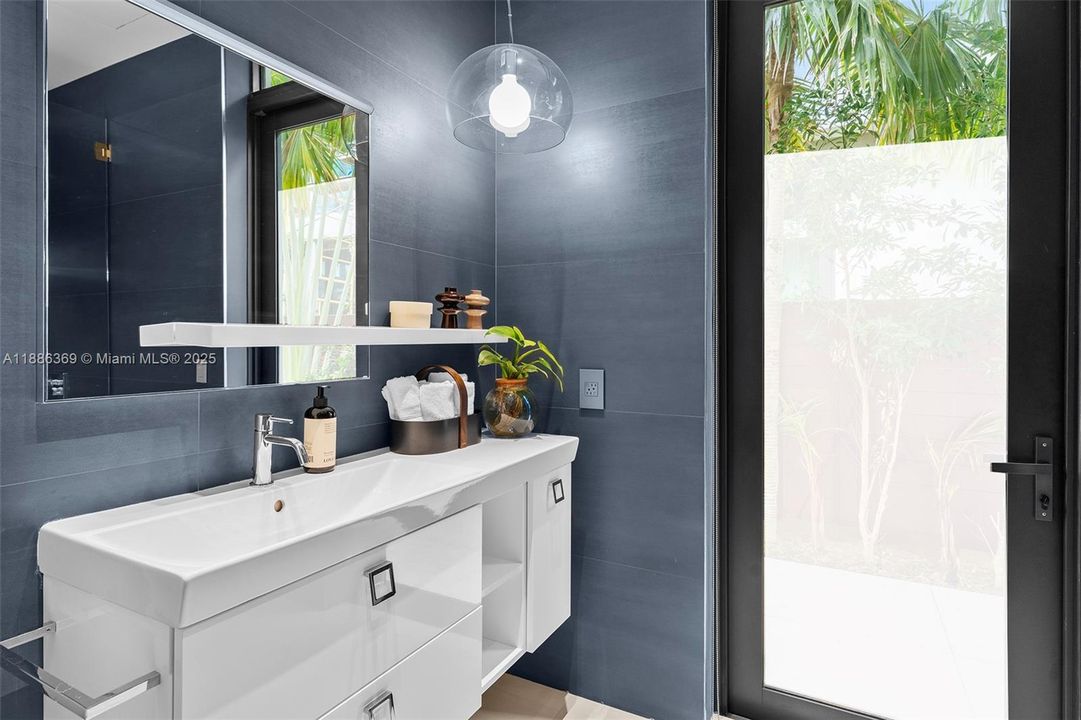 For Rent: $42,900 (5 beds, 6 baths, 4287 Square Feet)