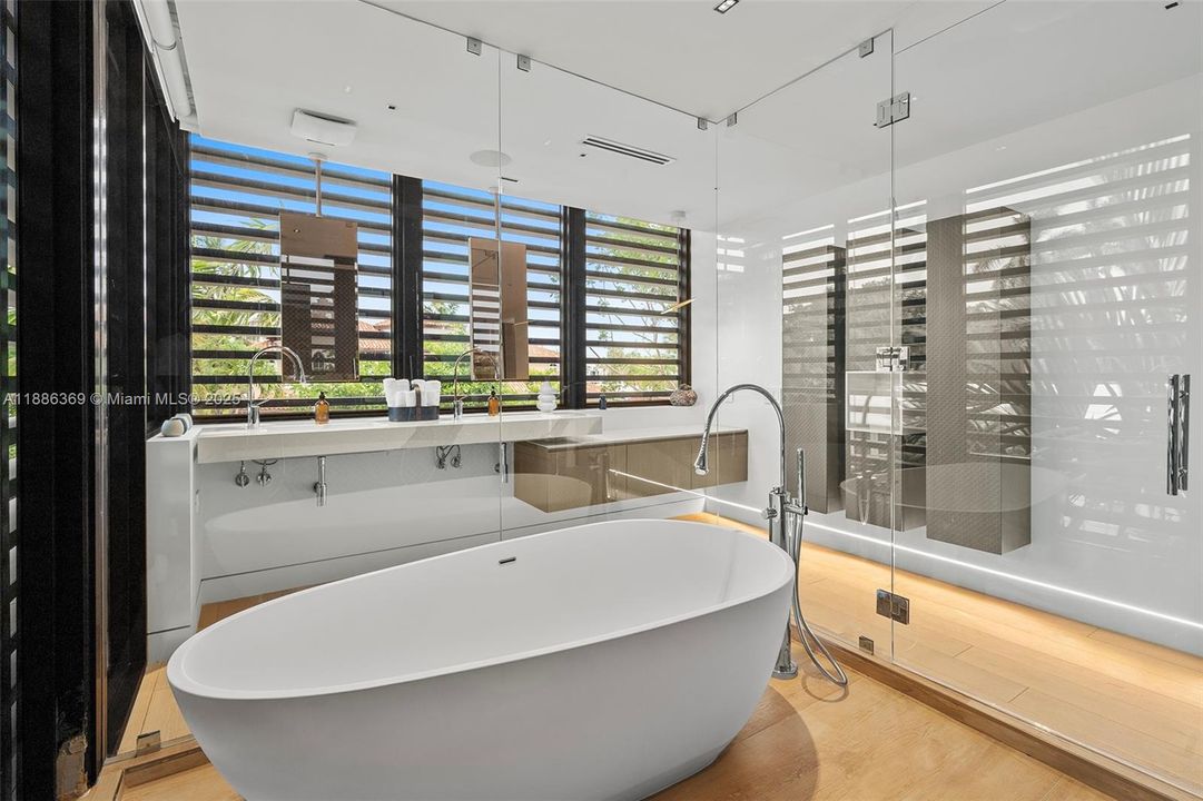 For Rent: $42,900 (5 beds, 6 baths, 4287 Square Feet)