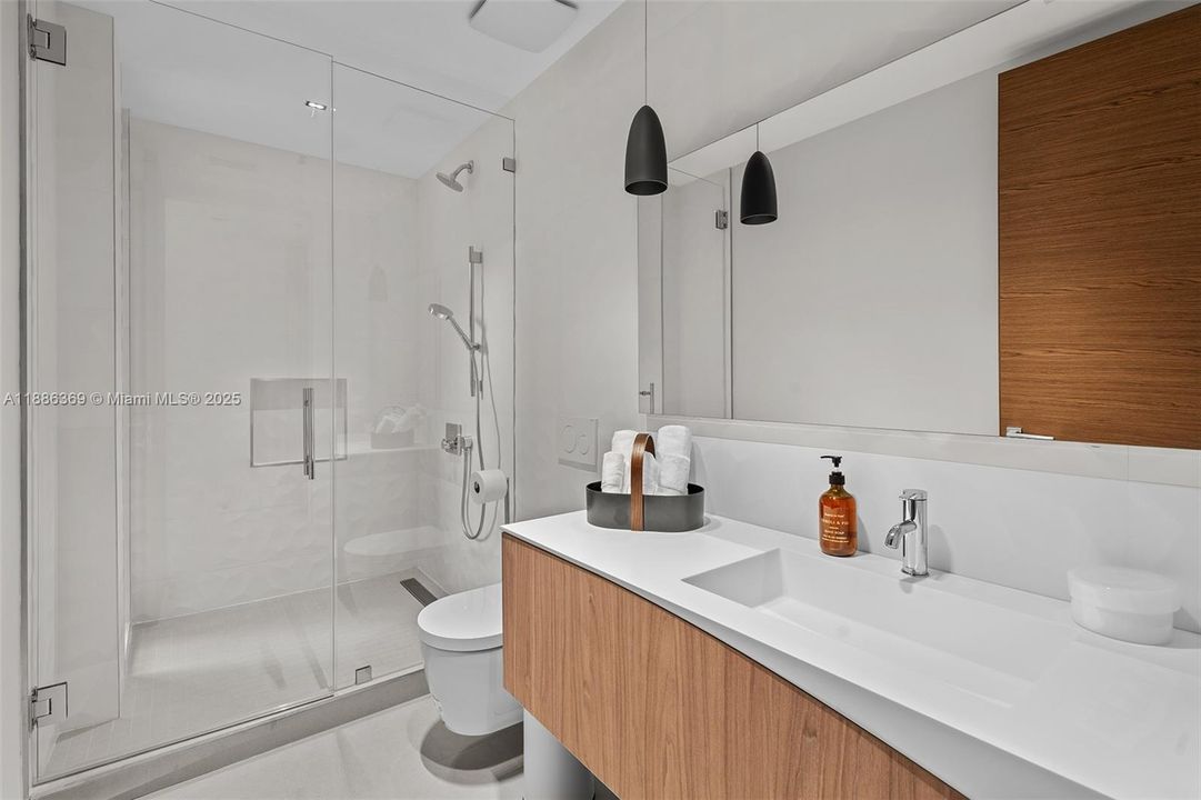 For Rent: $42,900 (5 beds, 6 baths, 4287 Square Feet)