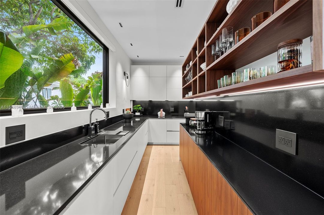 For Rent: $42,900 (5 beds, 6 baths, 4287 Square Feet)