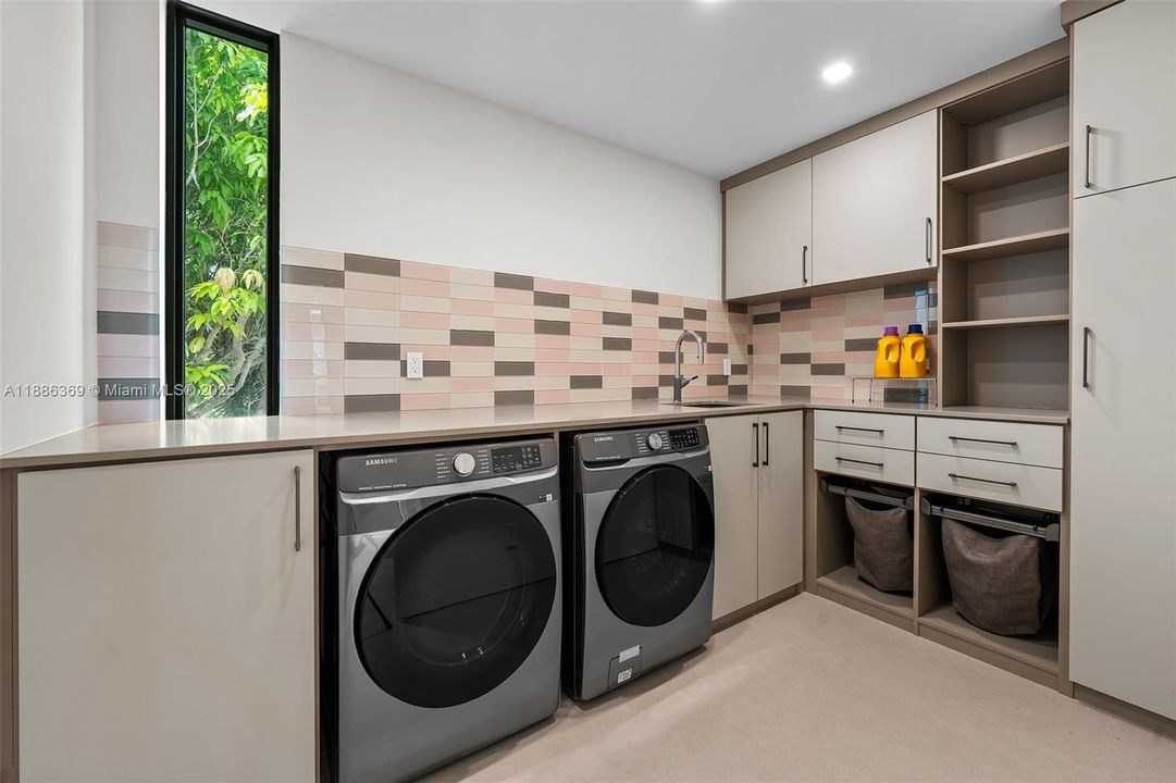 For Rent: $42,900 (5 beds, 6 baths, 4287 Square Feet)