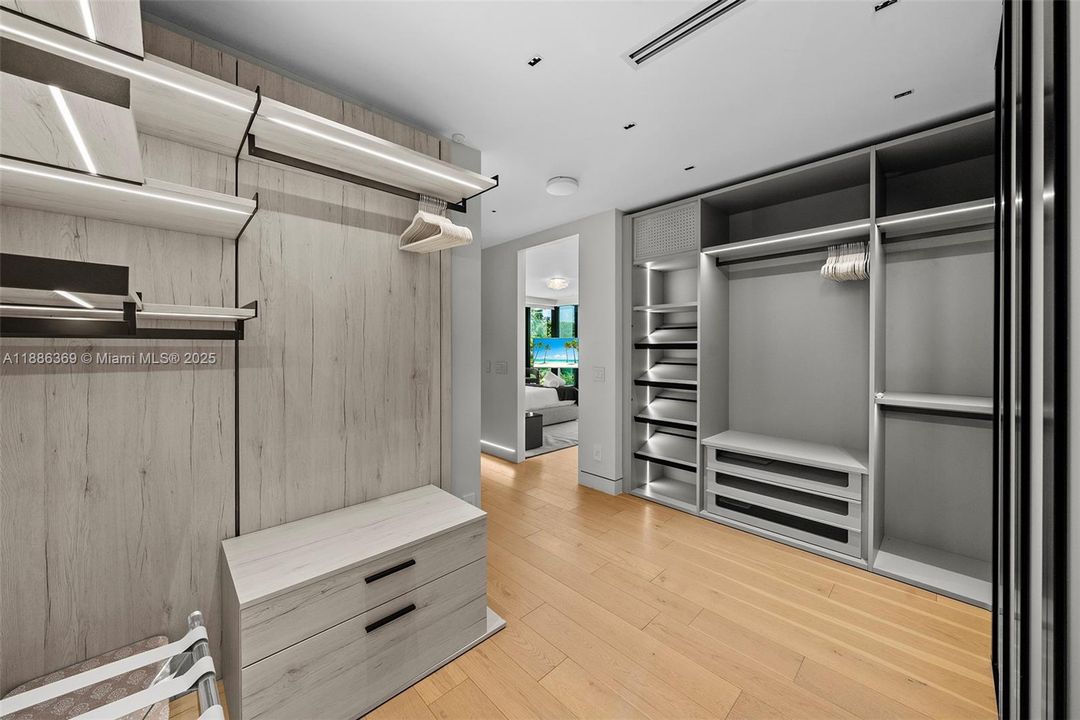 For Rent: $42,900 (5 beds, 6 baths, 4287 Square Feet)