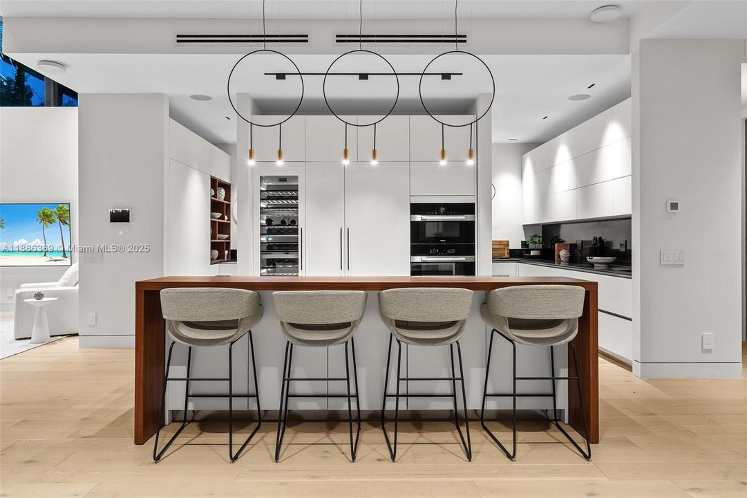 For Rent: $42,900 (5 beds, 6 baths, 4287 Square Feet)