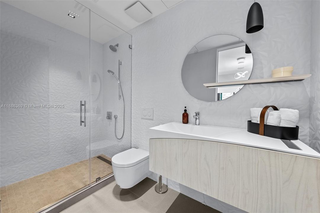 For Rent: $42,900 (5 beds, 6 baths, 4287 Square Feet)