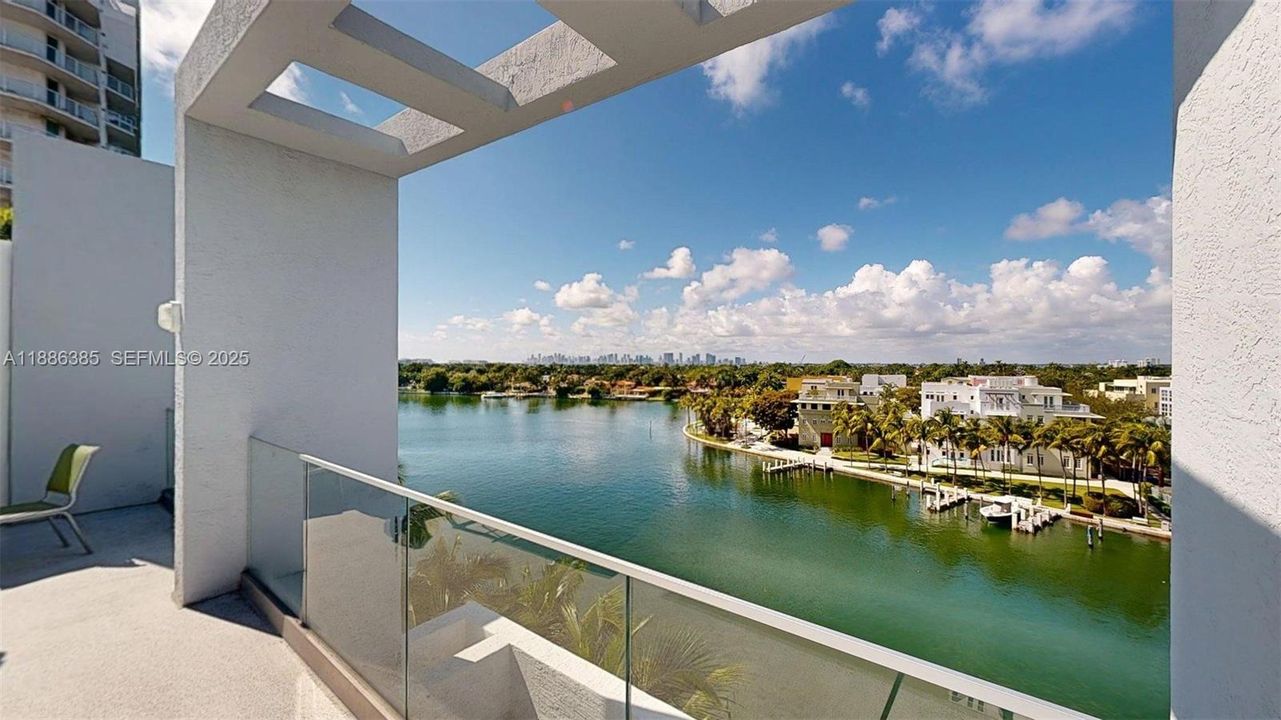 For Sale: $868,000 (2 beds, 2 baths, 1270 Square Feet)