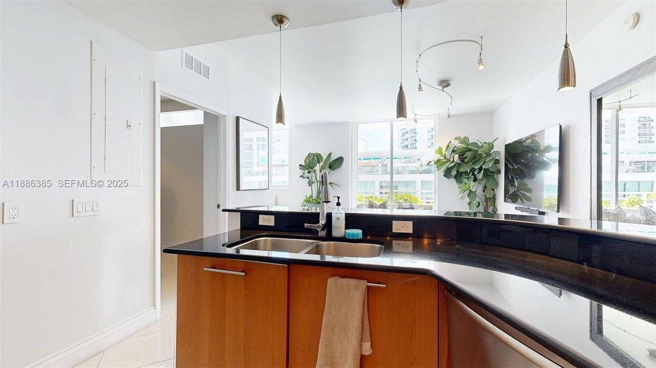 For Sale: $868,000 (2 beds, 2 baths, 1270 Square Feet)