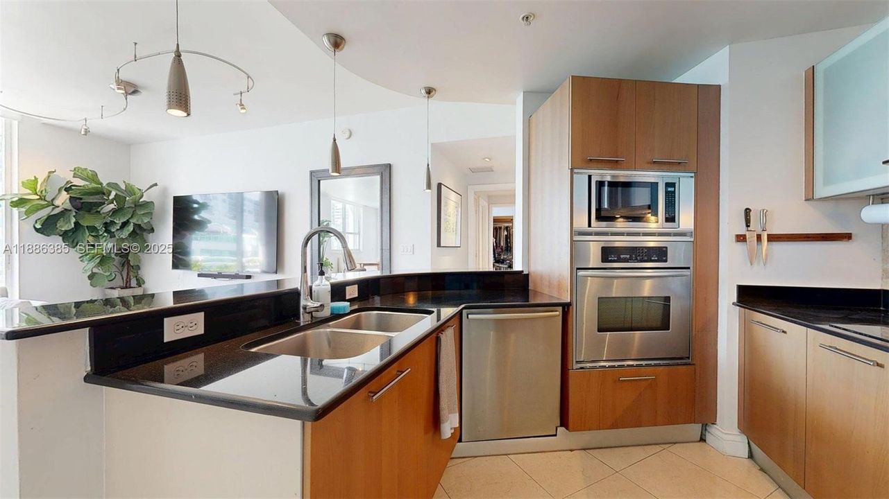 For Sale: $868,000 (2 beds, 2 baths, 1270 Square Feet)