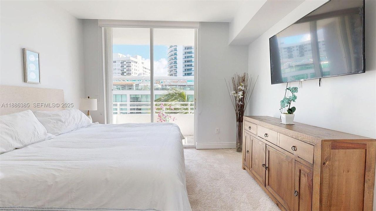 For Sale: $868,000 (2 beds, 2 baths, 1270 Square Feet)