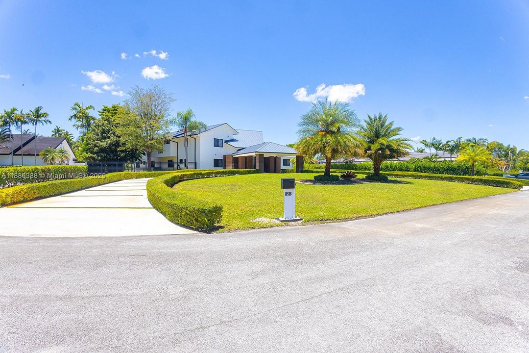 For Sale: $5,500,000 (6 beds, 5 baths, 6112 Square Feet)