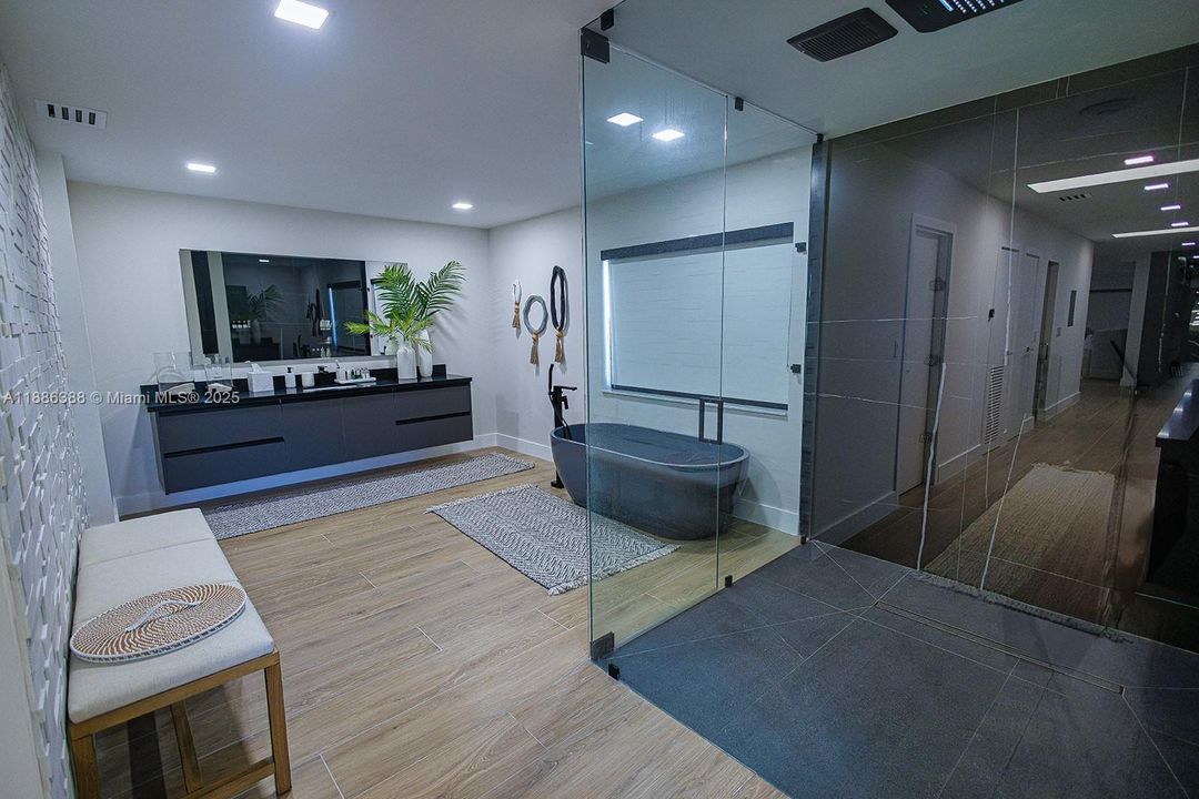 For Sale: $5,500,000 (6 beds, 5 baths, 6112 Square Feet)